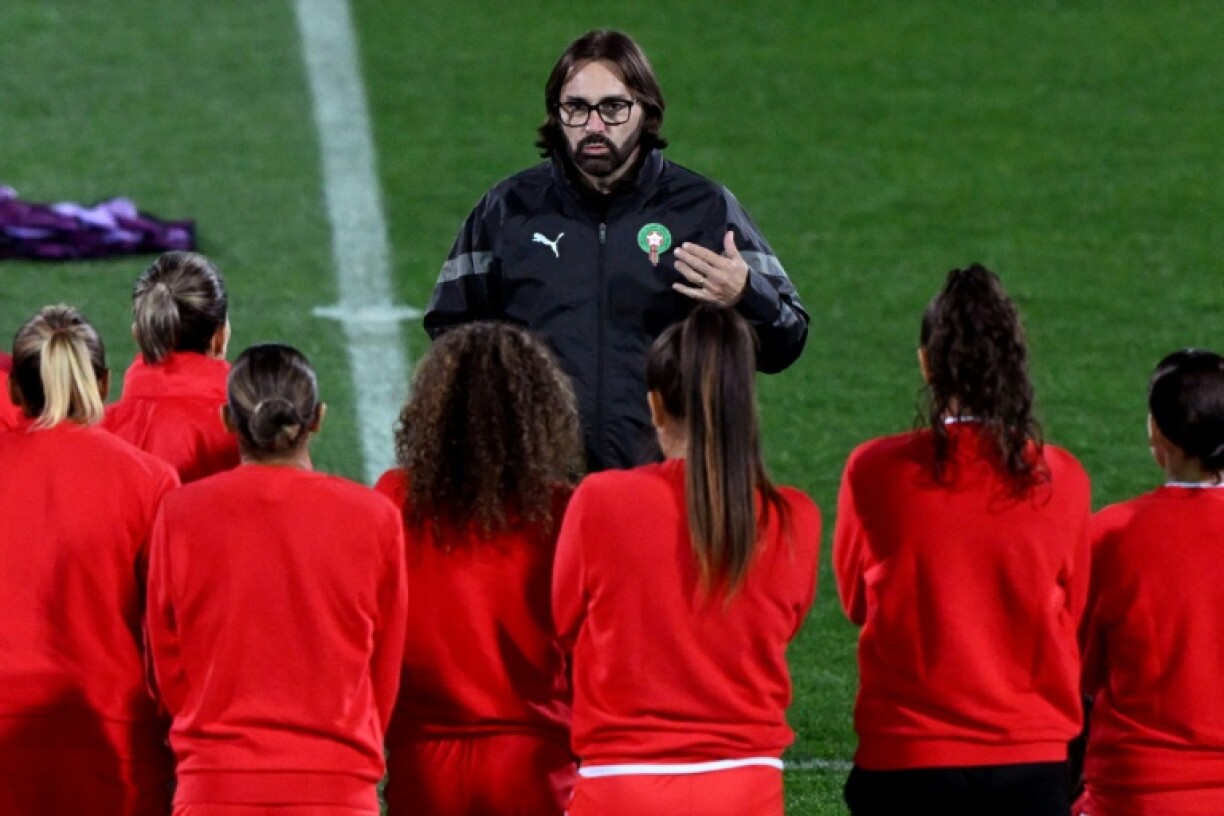 L'entraîneur du Maroc Reynald Pedros s'adresse à ses joueuses lors d'une séance d'entraînement, le 23 juillet 2023, à la veille du match de la Coupe du monde de football féminin entre l'Allemagne et le Maroc