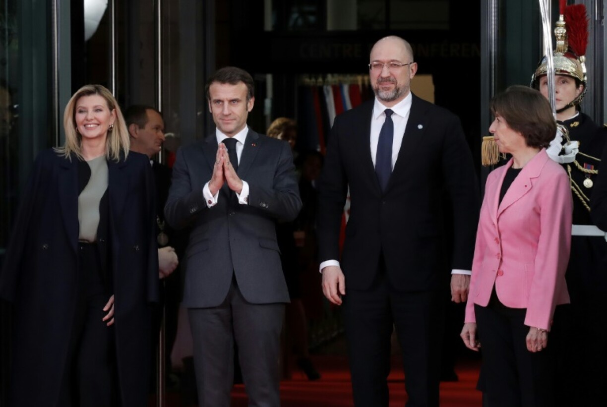 (g-d) L'épouse du président ukrainien, Olena Zelenska, le président français Emmanuel Macron, le Premier ministre ukrainien Denys Chmygal et la cheffe de la diplomatie française Catherine Colonna, le 13 décembre 2022 à Paris