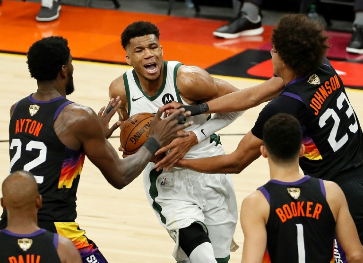 Giannis Antetokounmpo en pénétration lors du matche Suns-Bucks à Phoenix mardi