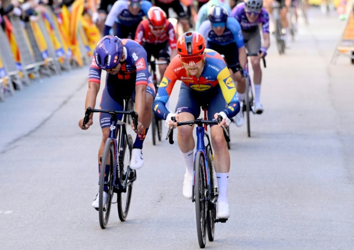 L'Américain de Lidl-Trek Quinn Simmons (à droite) a remporté la 6e étape du Tour de Catalogne, tronquée à cause du vent, le 29 mars 2025 à Berga