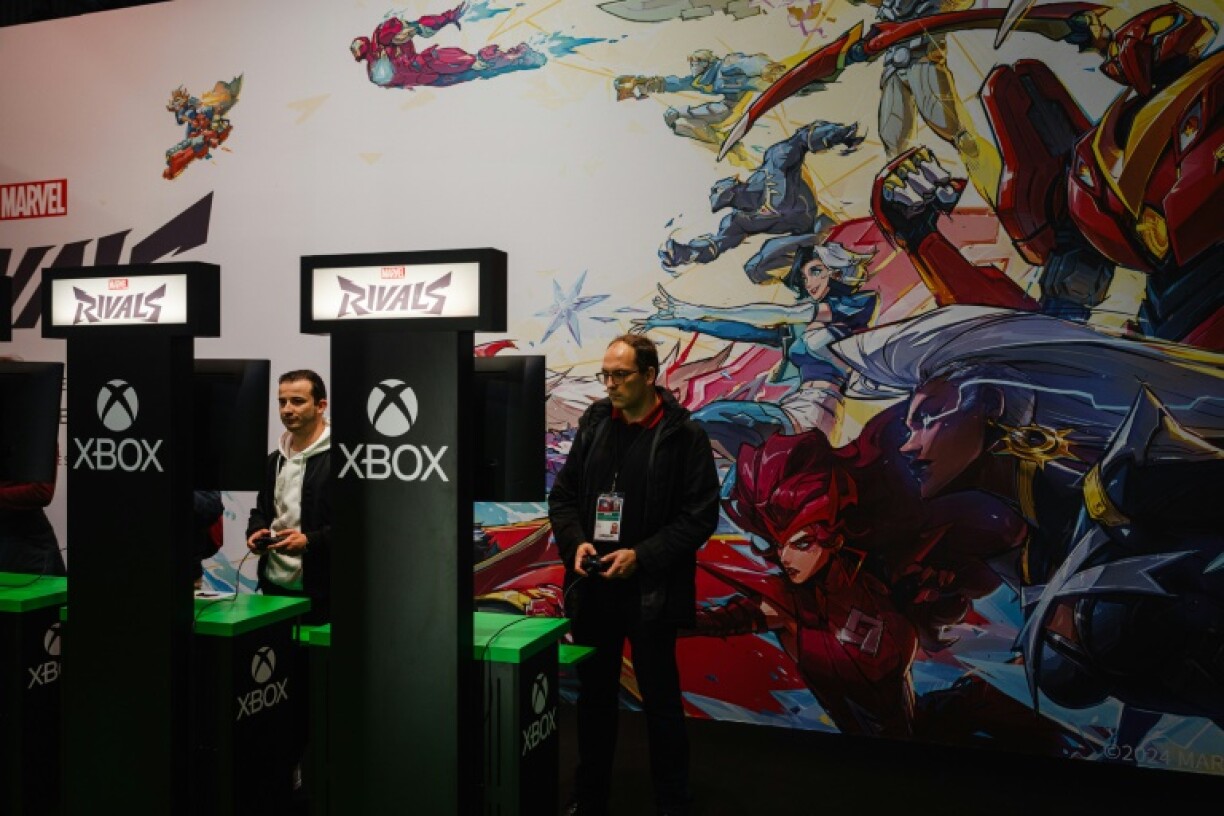 Des visiteurs jouent au jeu vidéo