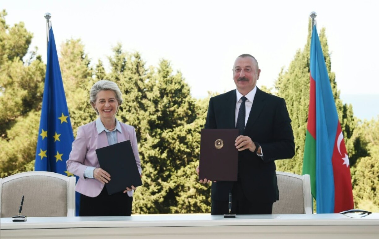 Ursula von der Leyen et le président azerbaïdjanais Ilham Aliev à Bakou, le 18 juillet 2022. L'UE va douber ses importations de gaz naturel depuis l'Azerbaïdjan