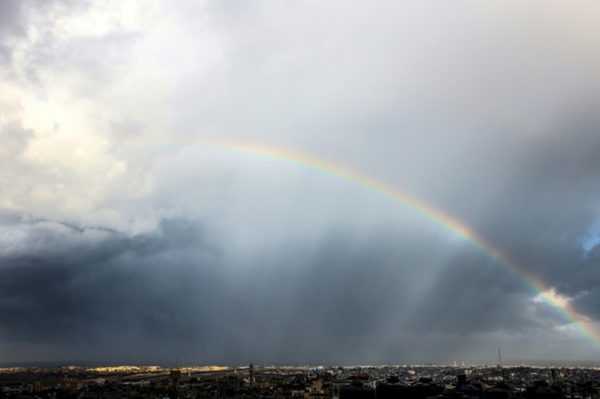 Arc-en-ciel après la pluie dans le ciel de Rafah, dans le sud de la bande de Gaza, le 27 janvier 2024