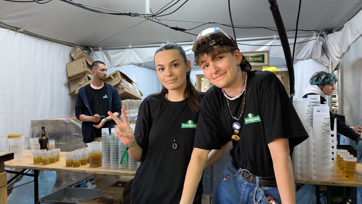 Julie et Claire, bénévoles aux Francofolies 2025.
