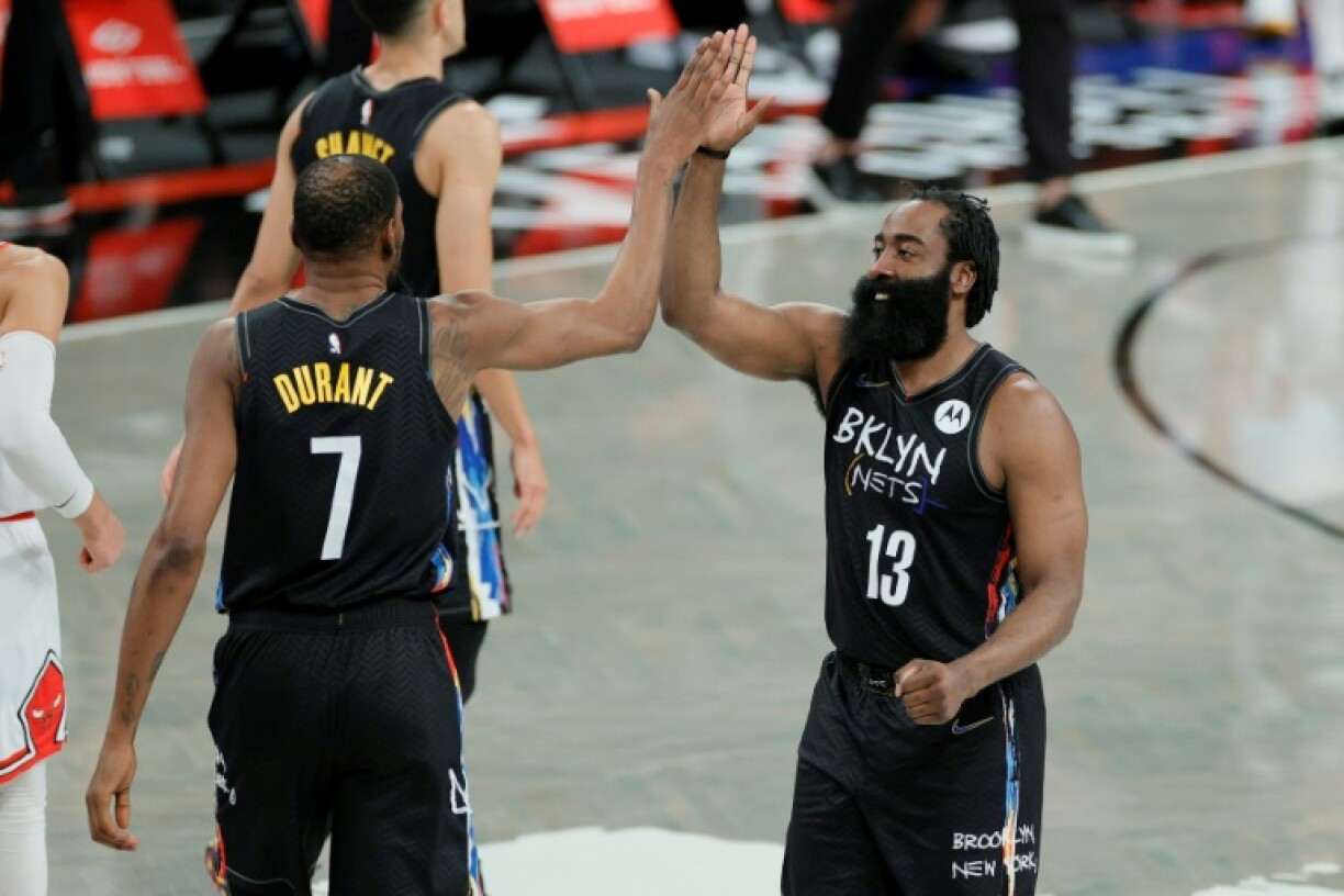 James Harden et Kevin Durant des Brooklyn Nets se congratulent, lors du match de NBA contre les Chicago Bulls, le 15 mai 2021 au Barclays Center à New York