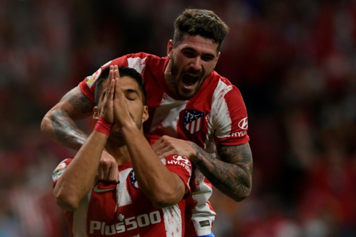 La joie de l'attaquant uruguayen de l'Atlético Madrid Luis Suarez, après avoir marqué le 2e but face à Barcelone, lors de la 8e journée de LaLiga, le 2 octobre 2021 au Wanda Metropolitano Stadium