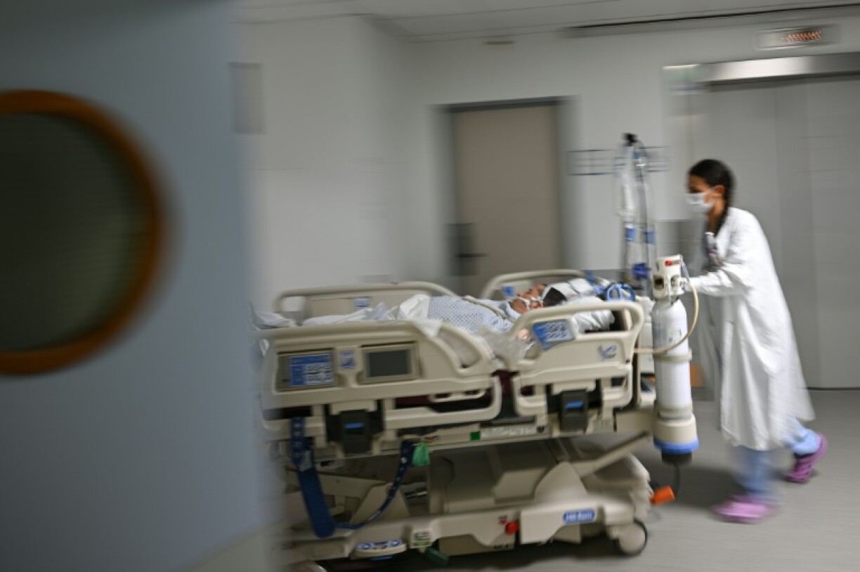 Près de 4.900 lits d'hospitalisation complète (avec nuitée dans l'établissement) ont été supprimés en 2023 dans les hôpitaux publics et privés français, selon une étude de la Drees publiée jeudi