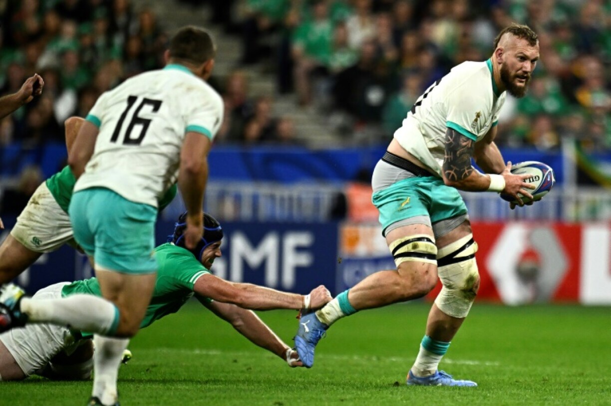 Le deuxième ligne sud-africain RG Snyman, ballon en main, lors de la défaite des Springboks 13-8 face l'Irlande le 23 septembre 2023. Sur le banc au coup d'envoi, il est entré en jeu à la 47e minute
