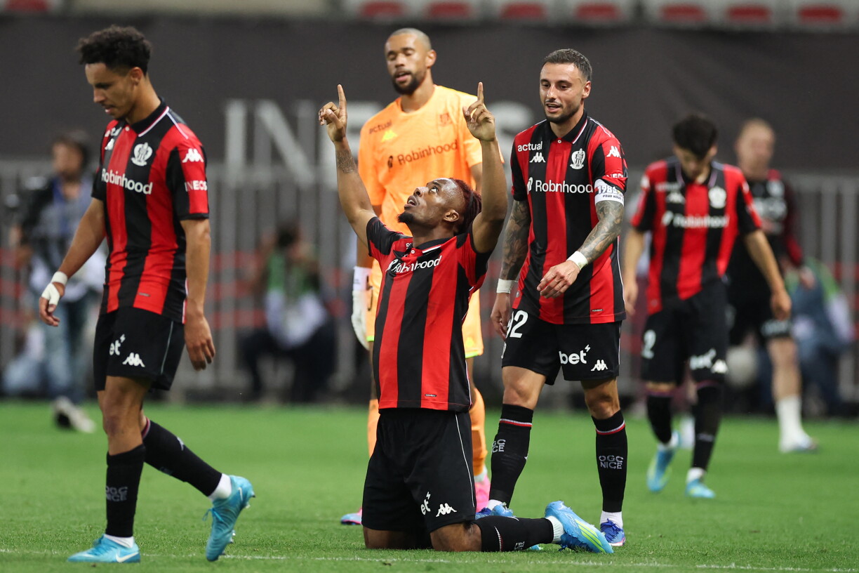 L'attaquant de Nice, Elye Wahi, célèbre après avoir marqué un but lors du match retour des barrages L1-L2.