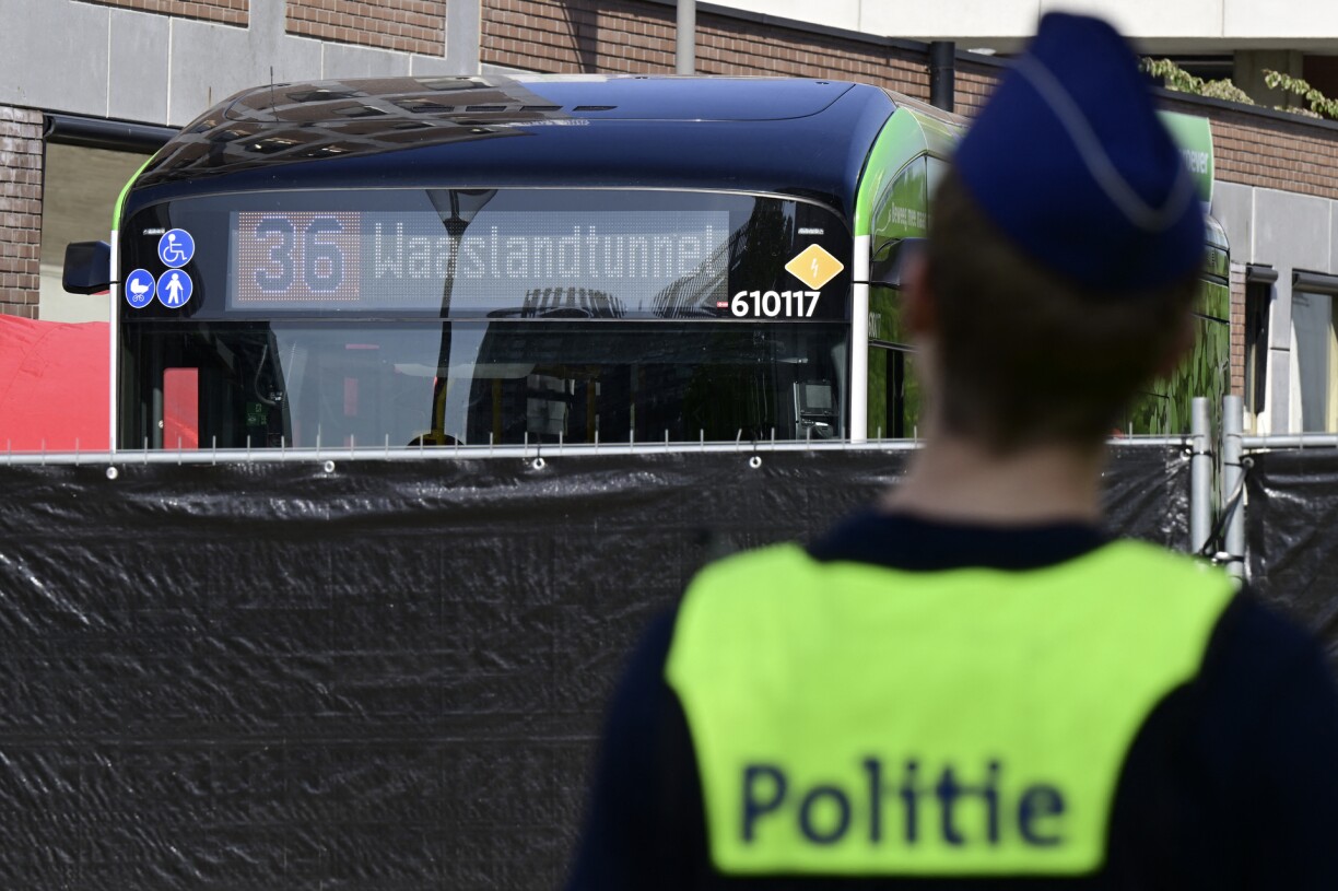 La police se tenant devant le bus de la ligne 36 dans lequel le drame s'est déroulé.
