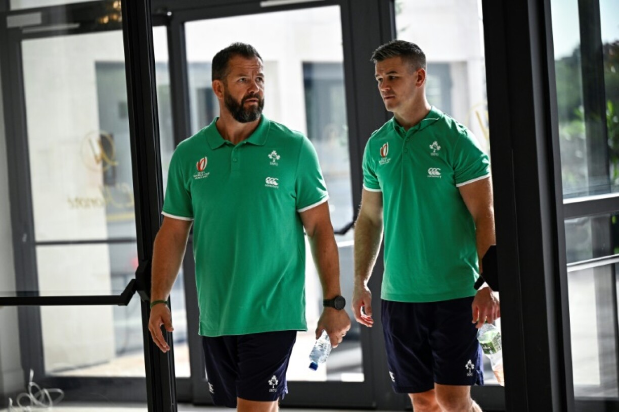 Le sélectionneur anglais du XV d'Irlande, Andy Farrell (à gauche), et l'ouvreur et capitaine Johnny Sexton à leur arrivée au stade des Fauvettes, à Domont (Val d'Oise) avant une conférence de presse le 11 octobre 2023