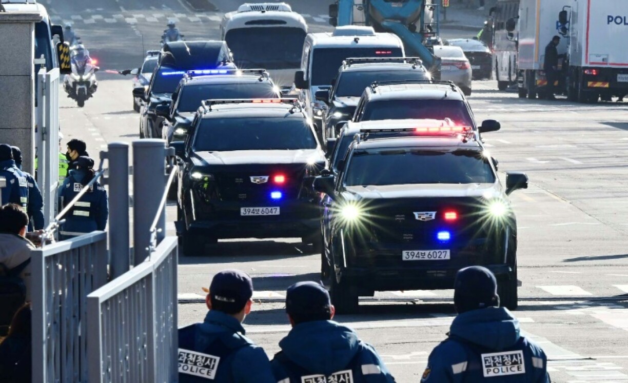 A motorcade carrying President Yoon Suk Yeol arrives at the complex housing the Corruption Investigation Office for High-ranking Officials in Seoul