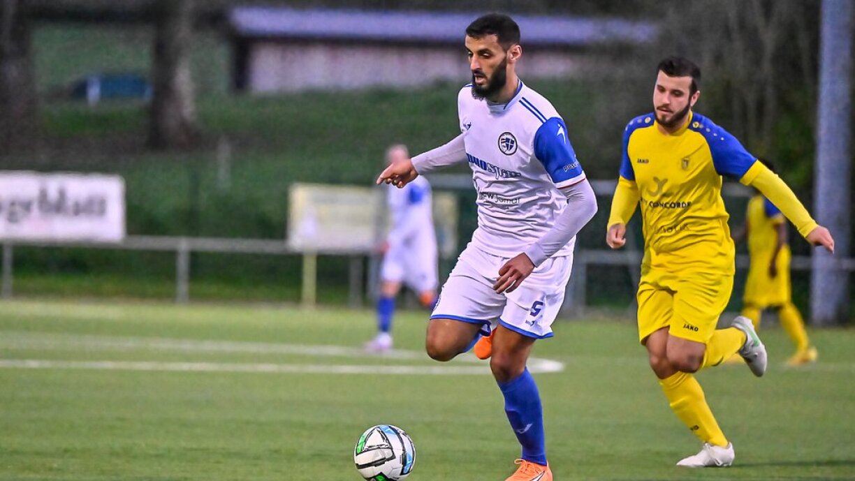 Den Ayoub Laaour a Suessem sti mam réck zur Mauer.