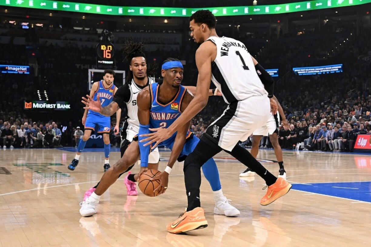 Shai Gilgeous-Alexander tente de déborder Victor Wembanyama lors d'un match entre Oklahoma City et San Antonio, le 13 janvier 2025 à Oklahoma City