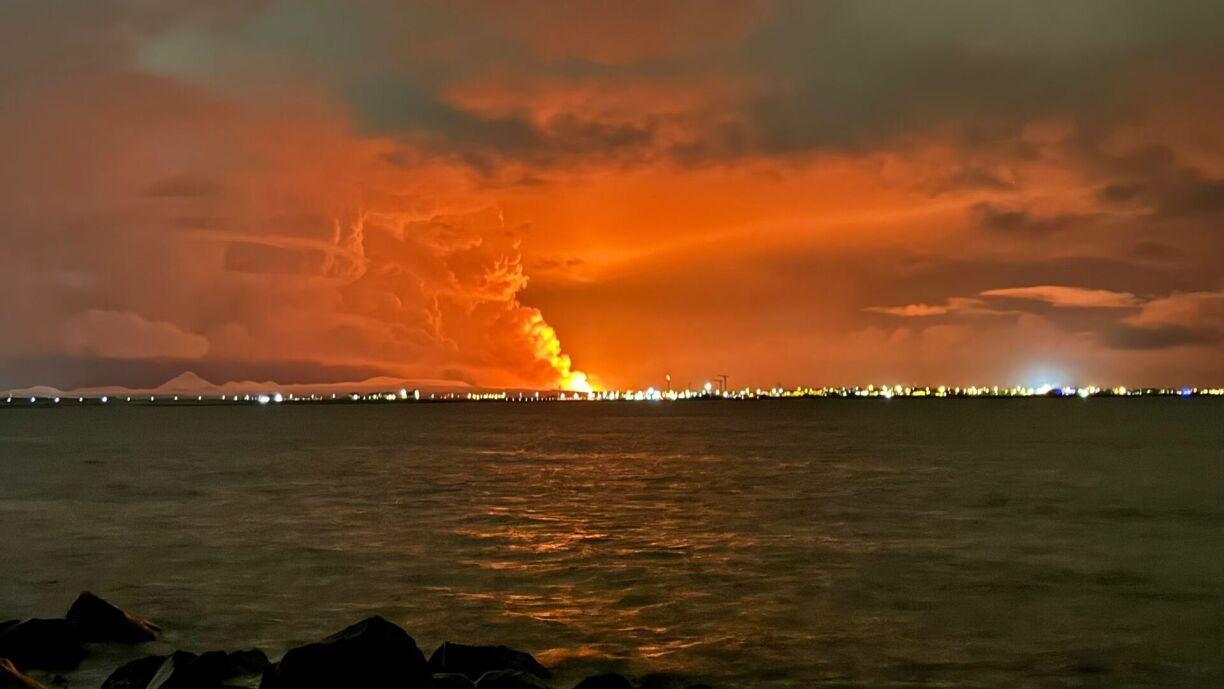 De Bléck vu Reykjavik op Grindavik, wou de Vulkan ausgebrach ass. Loftlinn sinn dat 40 Kilometer.