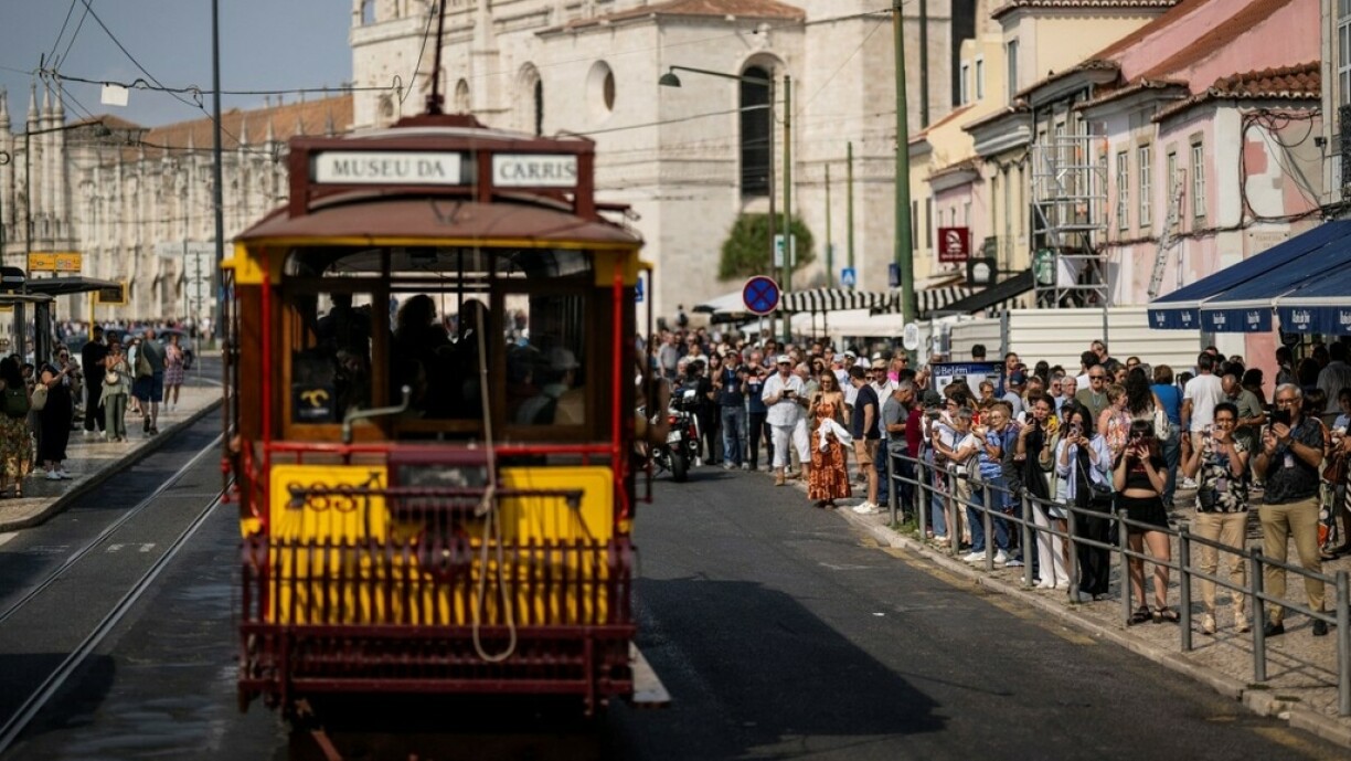 Les habitants sont amers face à l'afflux de touristes rendant parfois l'accès au tramway difficile.