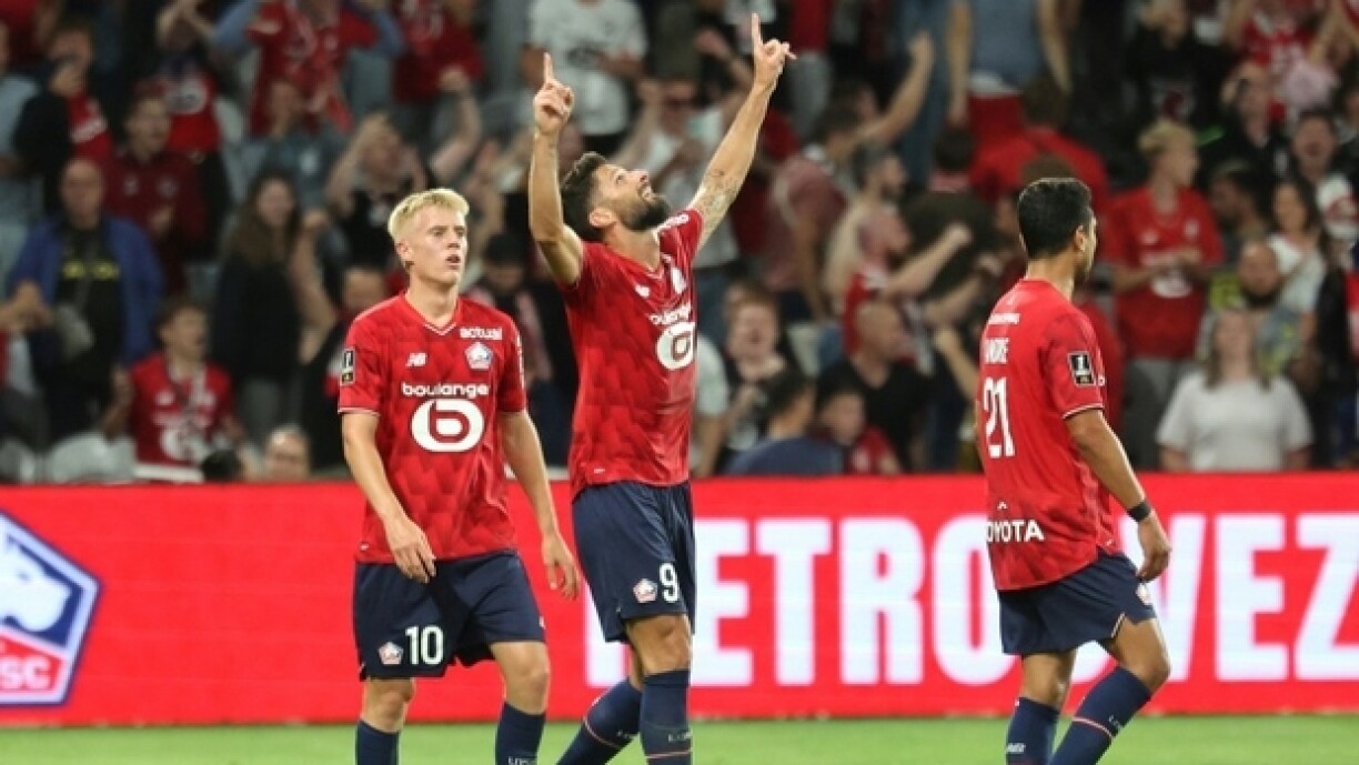 Le Français Olivier Giroud célèbre son but lors du match de Ligue 1 entre Lille et Monaco au stade Pierre-Mauroy de Villeneuve-d'Ascq le 24 août 2025