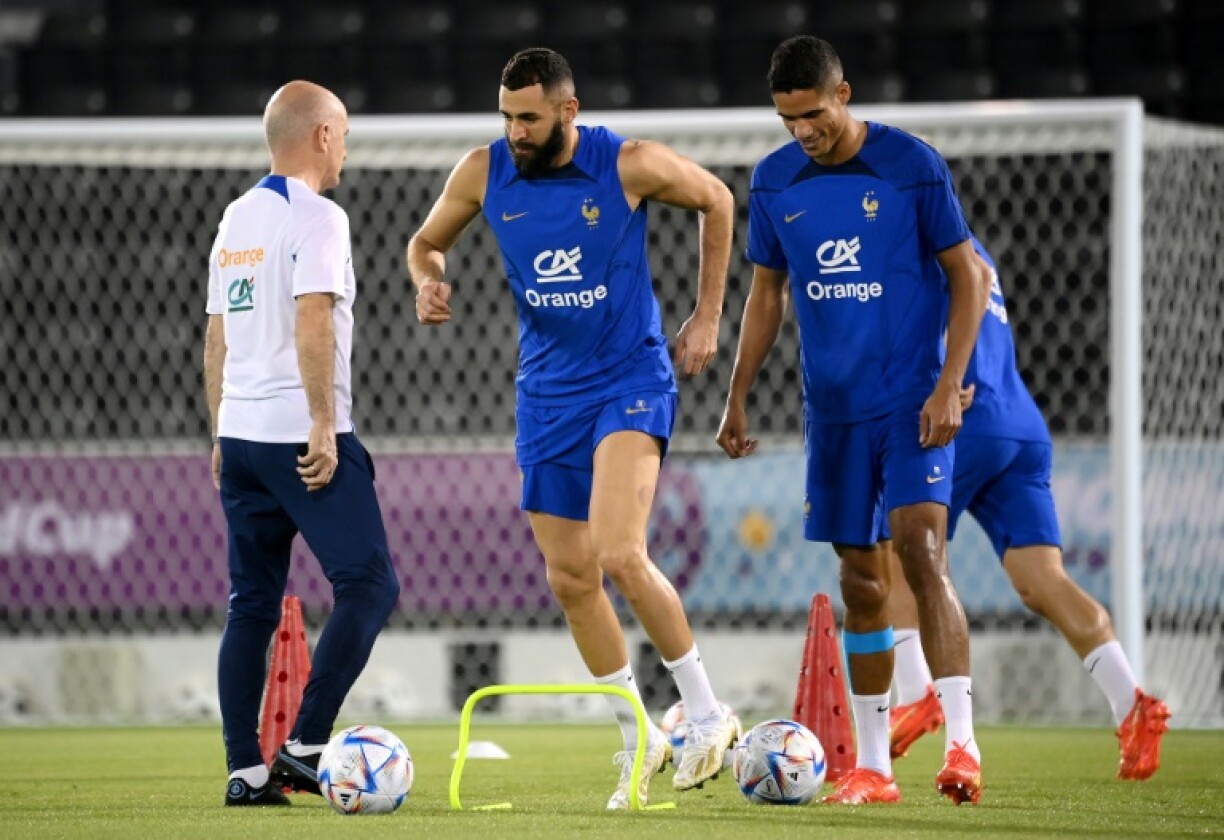 Karim Benzema et Raphael Varane (d) lors d'une ssesion d'entraînement à Doha le 19 novembre 2022