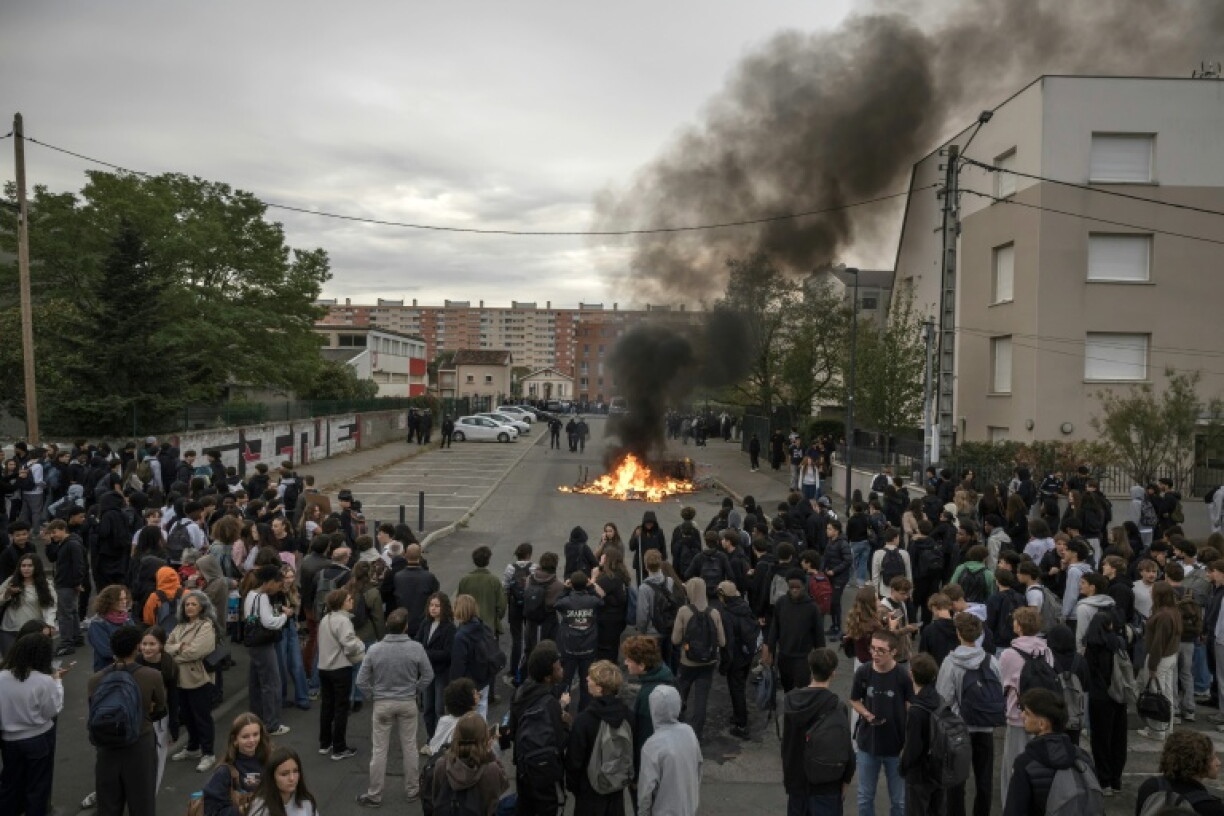 Des manifestants devant le lycée Toulouse Lautrec, à Toulouse le 12 octobre 2026