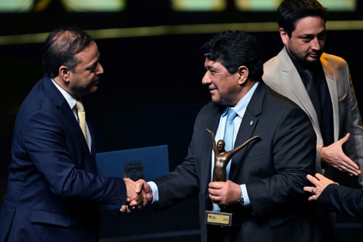 The Brazilian Football Confederation has appealed the dismissal of its president Ednaldo Rodrigues (C)