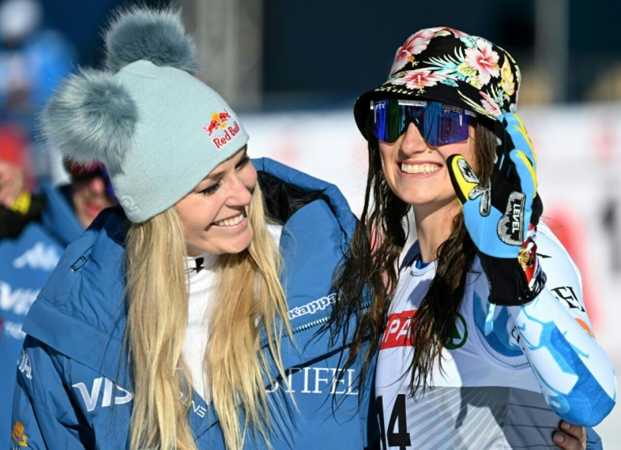 Lindsey Vonn (L) celebrates with third-placed teammate Lauren Macuga