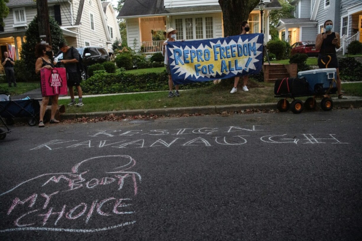 Des militants pour le droit à l'avortement manifestent près du domicile du juge conservateur de la Cour suprême américaine Brett Kavanaugh, le 13 septembre 2021 à Chevy Chase, dans le Maryland
