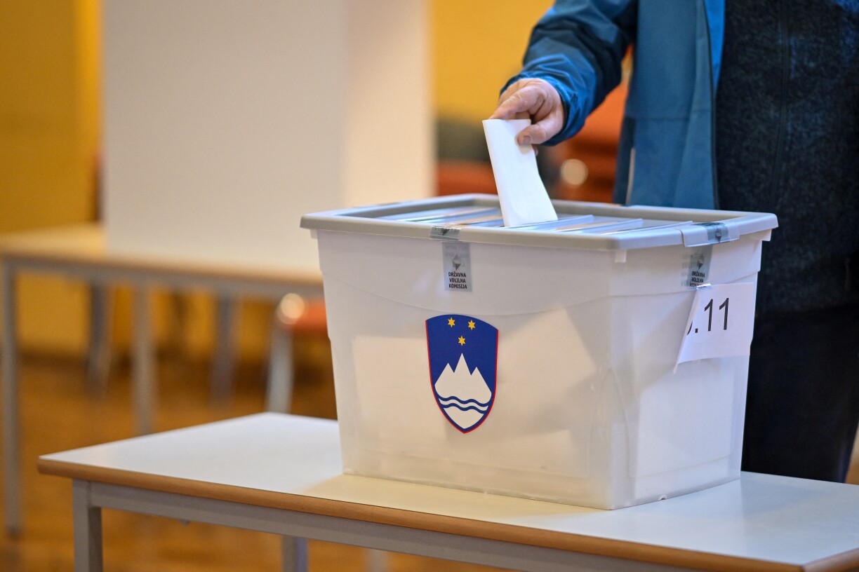 A voter casts their ballot during the general election in Radomlje on 22 March 2026.
