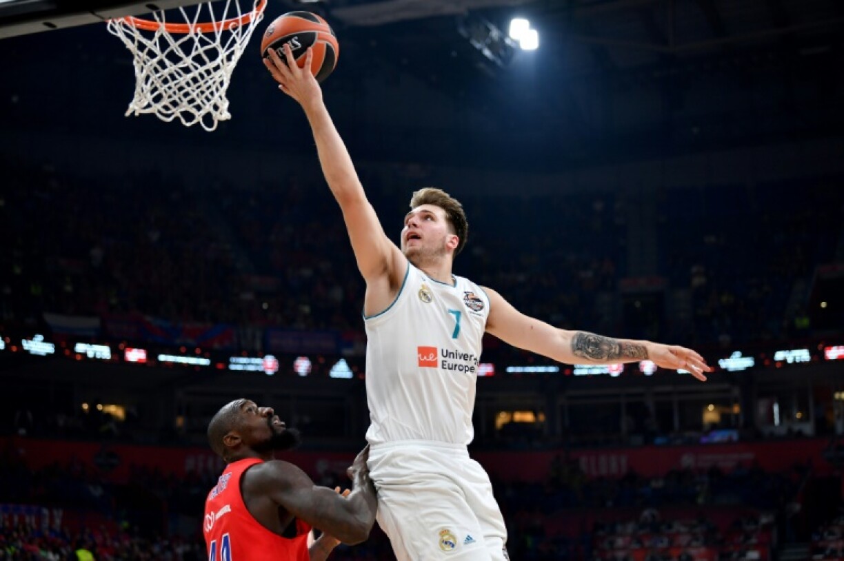 Luka Doncic, sous le maillot du Real Madrid, monte au lay-up en finale de l'Euroligue contre le CSKA Moscou à Belgrade, le 18 mai 2018