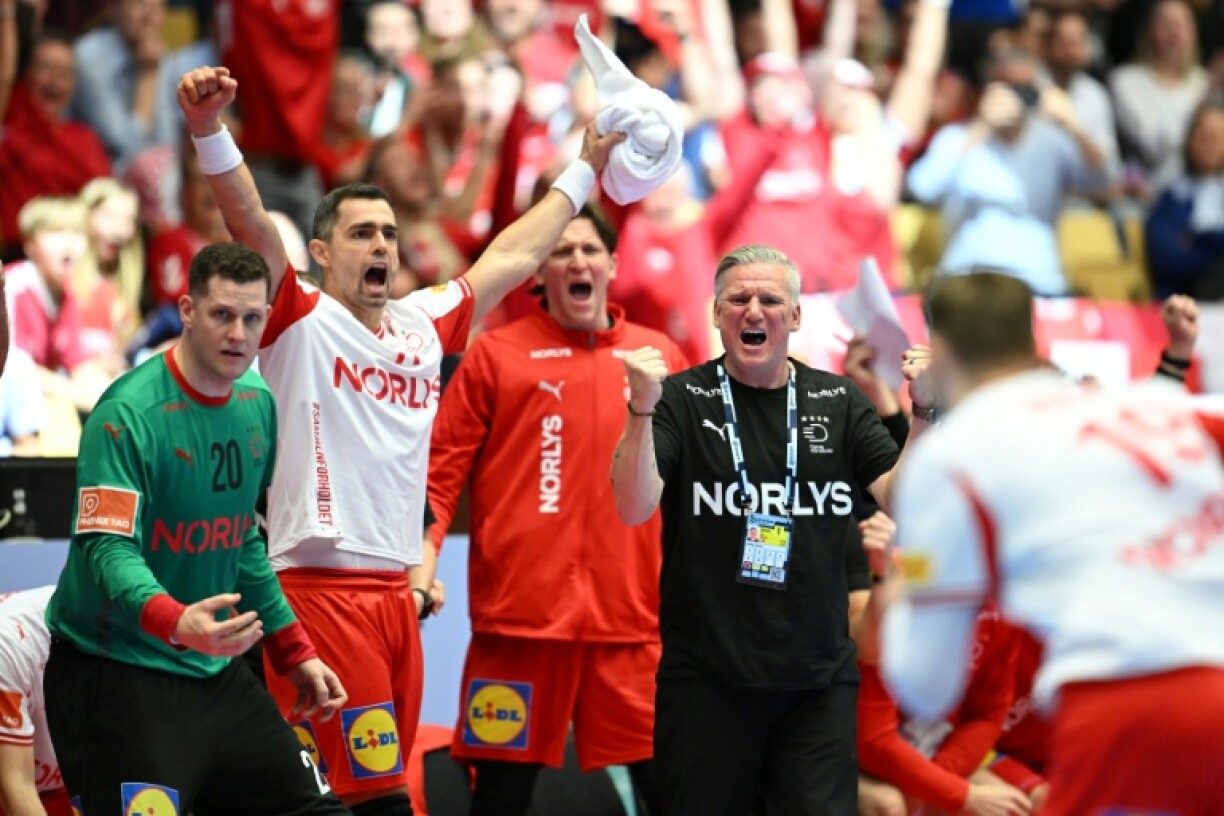 L'entraîneur du Danemark Nikolaj Jacobsen (noir), entouré de plusieurs joueurs de son équipe après sa qualification pour la finale de l'Euro de hand. Les Danois ont battu l'Islande 31-28.