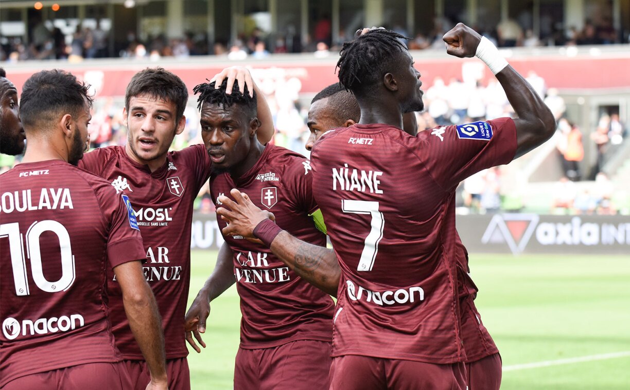 Niane fête son but face à Reims au Stade Saint-Symphorien le 20 septembre 2020