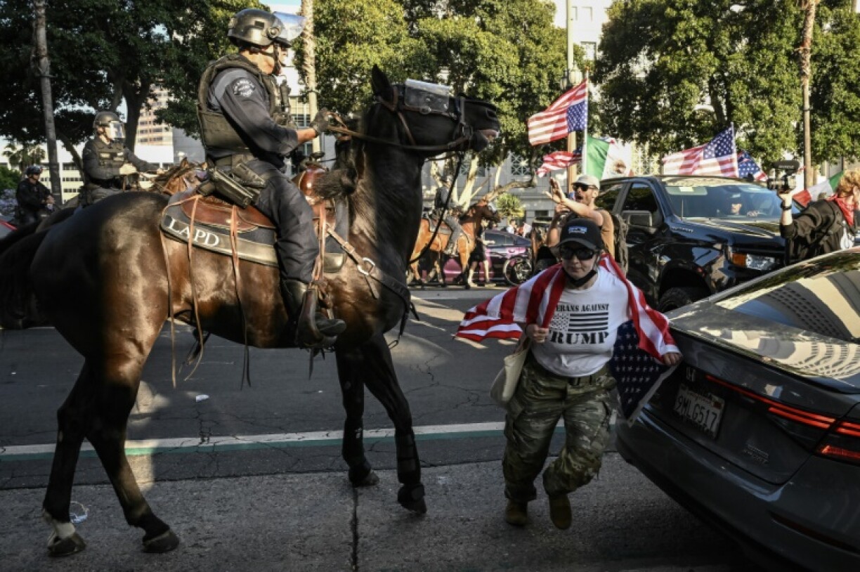 Agent de la police de Los Angeles face à des manifestants à Los Angeles le 11 juin 2025