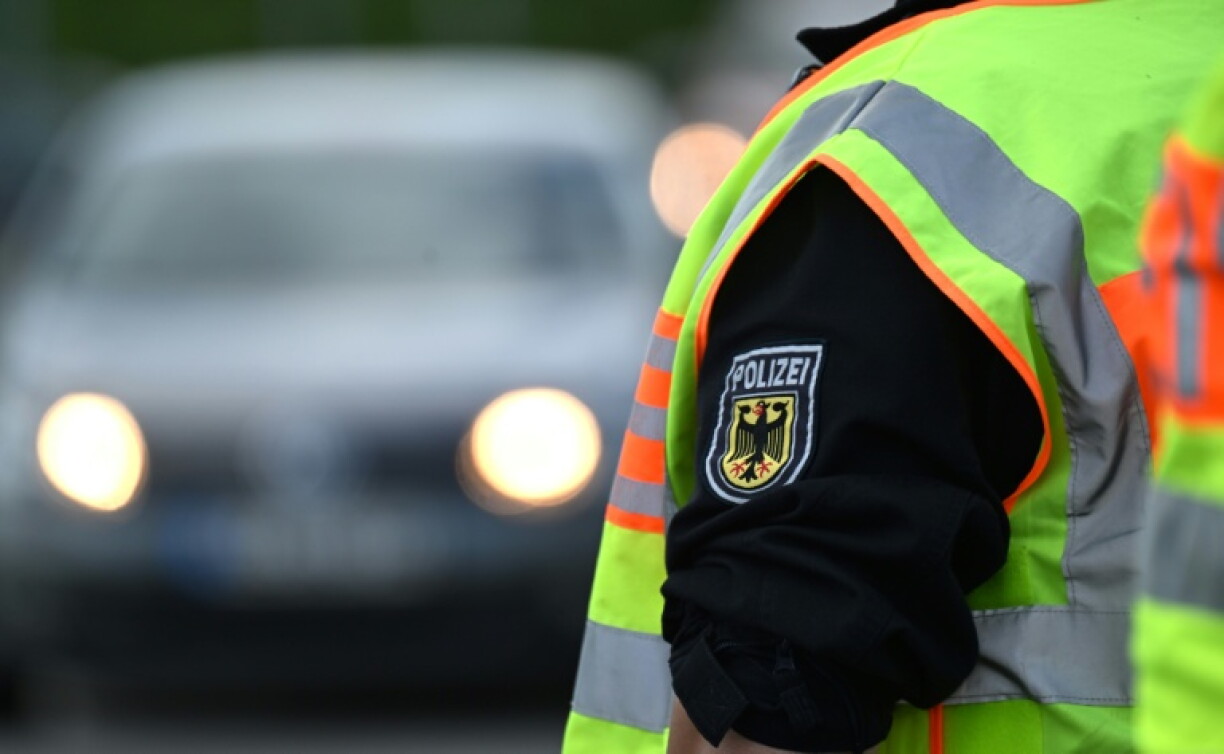 Weil Sprengstoffspürhunde Alarm geschlagen hatten, ist die von Baden-Württemberg in die Schweiz führende Autobahn A861 am Mittwoch nach einem Polizei-Einsatz mehrere Stunden lang vollständig gesperrt gewesen. Gegen 20.00 gab die Polizei Entwarnung.