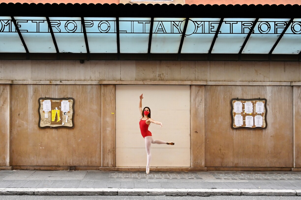 A dancer wearing a face mask performs on Via del Del Corso main pedestrian street on November 14, 2020 in Rome, during the COVID-19 pandemic caused by the novel coronavirus.