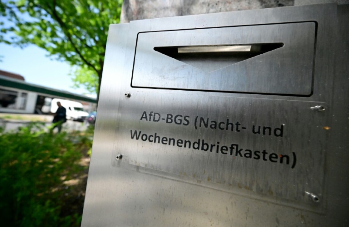 La boîte aux lettres du parti d'extrême droite allemand Alternative pour l'Allemagne (AfD) devant un bâtiment abritant son siège à Berlin, le 2 mai 2025