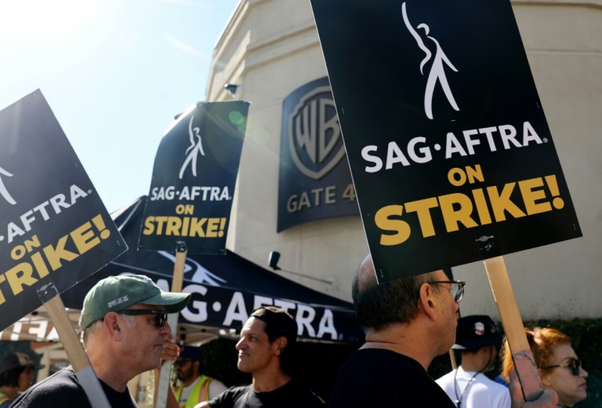Des membres du syndicat SAG-AFTRA en grève devant les studios de la Warner Bros., le 26 septembre 2023 à Burbank, en Californie