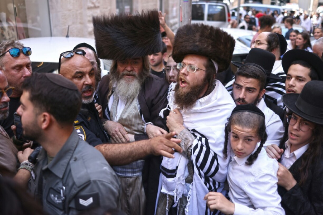 Des manifestants ultra-orthodoxes protestent contre l'ouverture durant le shabbat, jour de repos hebdomadaire juif, d'un café tandis que des militants laïques organisent une contre-manifestation à Jérusalem, le 15 août 2026.