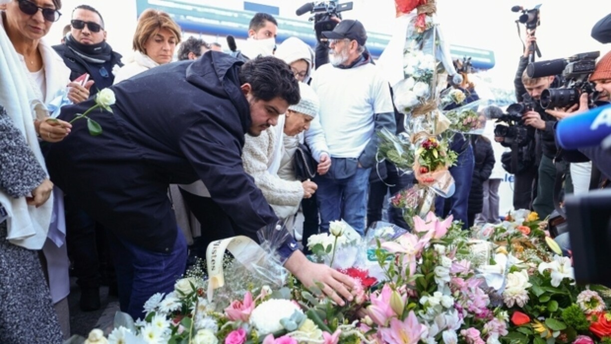 Amine Kessaci et sa mère Ouassila Benhamdi lors de l'hommage à à Mehdi Kessaci, organisé à Marseille, le 22 novembre 2025