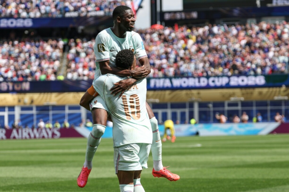 Ousmane Dembélé félicité par Kylian Mbappé après son troisième but pour la France contre la Norvège lors du dernier match de la phase de groupes du Mondial, le 26 juin 2026 à Boston