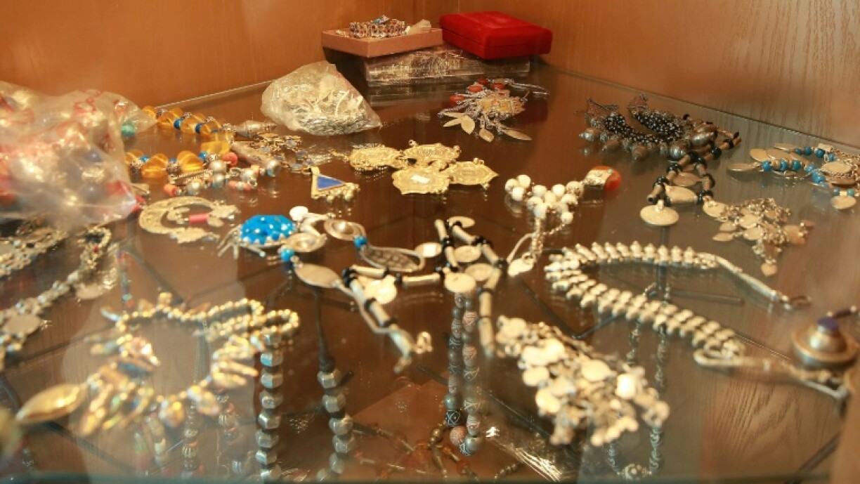 Une collection de bijoux traditionnels dans l'atelier de la créatrice de mode irakienne Hana Sadiq, le 31 mars 2022 à Amman, en Jordanie