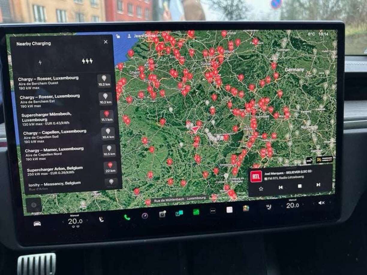 Luca nous montre une carte des points de recharge Tesla.
