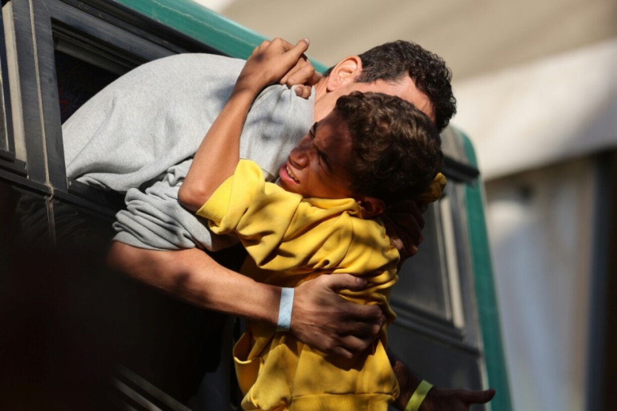 Un prisonnier palestinien libéré enlace un proche à son arrivée en bus dans le sud de la bande de Gaza, le 13 octobre 2025