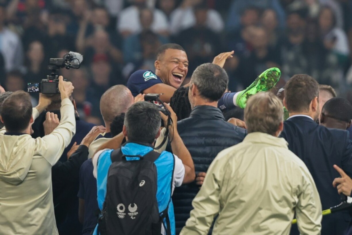 L'attaquant parisien Kylian Mbappé porté en triomphe par ses coéquipiers après la victoire en finale de Coupe de France contre Lyon, le 25 mai 2024 à Villeneuve-d'Ascq