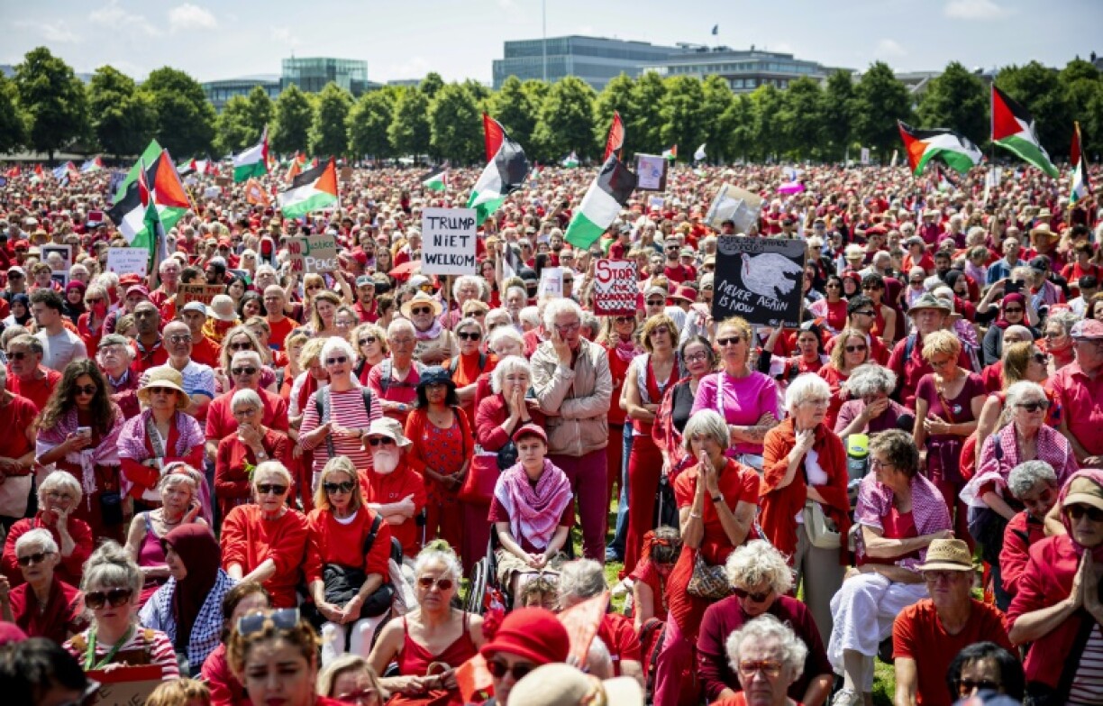 Rights groups such as Amnesty International and Oxfam organised the demonstration through the city to the International Court of Justice, creating a so-called 'red line'