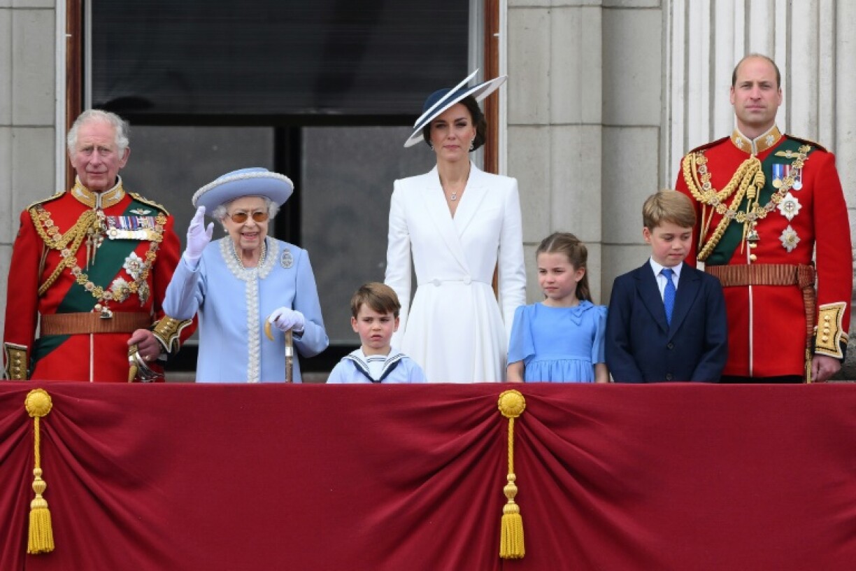 La reine Elizabeth II se tient aux côtés de son fils Charles, du prince Louis, de la princesse Catherine, de la princesse Charlotte, du prince George et du prince William, depuis le balcon du palais de Buckingham