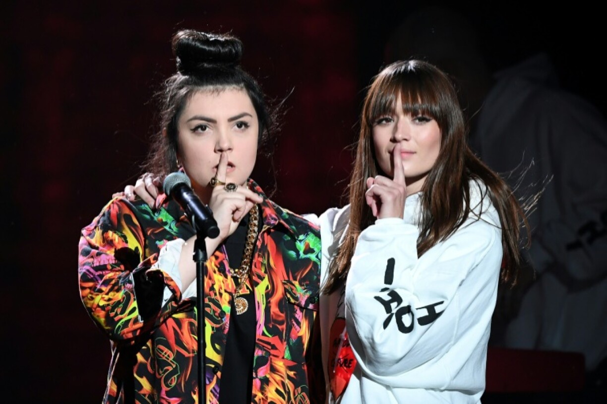 La chanteuse française Hoshi sur scène avec sa compagne Gia Martinelli, le 14 février 2020, aux Victoires de la Musique, à Boulogne-Billancourt, dans les Hauts-de-Seine