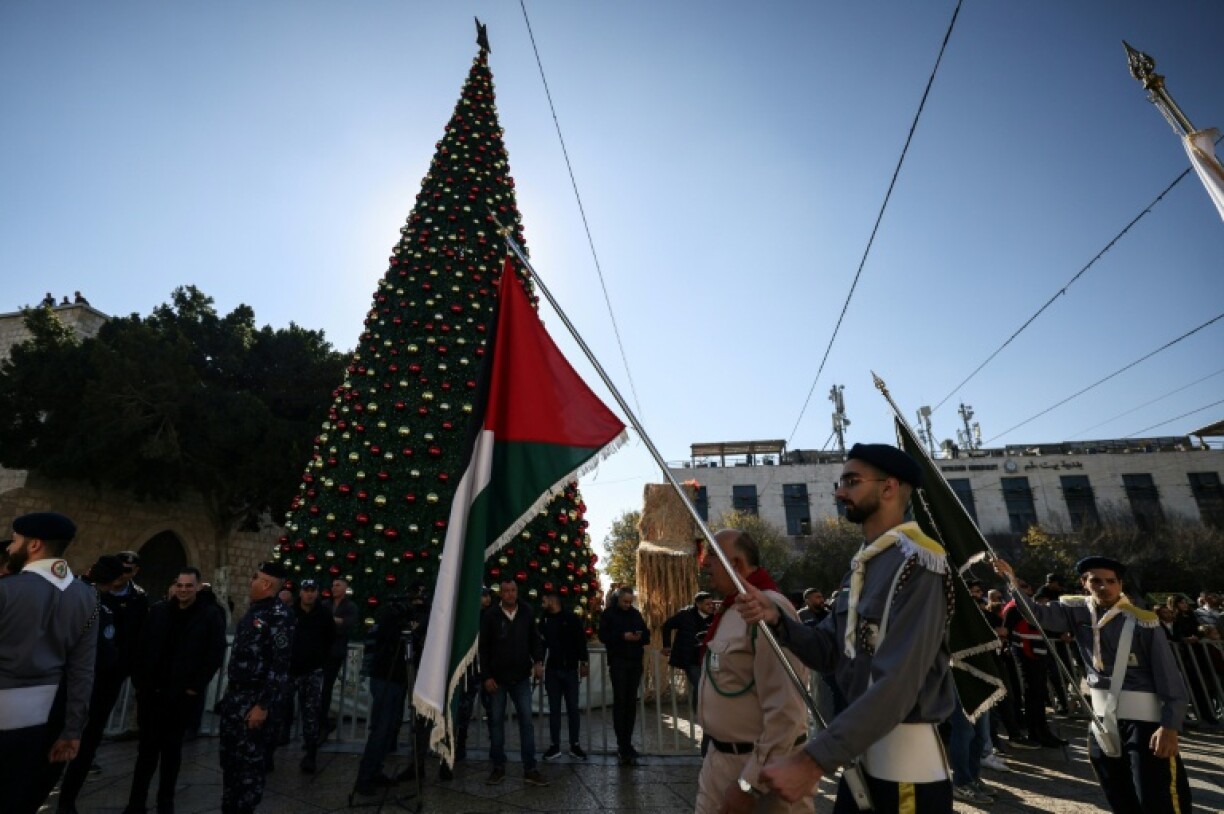 Des Scouts défilent lors des célébrations de la veille de Noël sur la place de la Mangeoire, devant l'église de la Nativité à Bethléem, en Cisjordanie occupée, le 24 décembre 2025