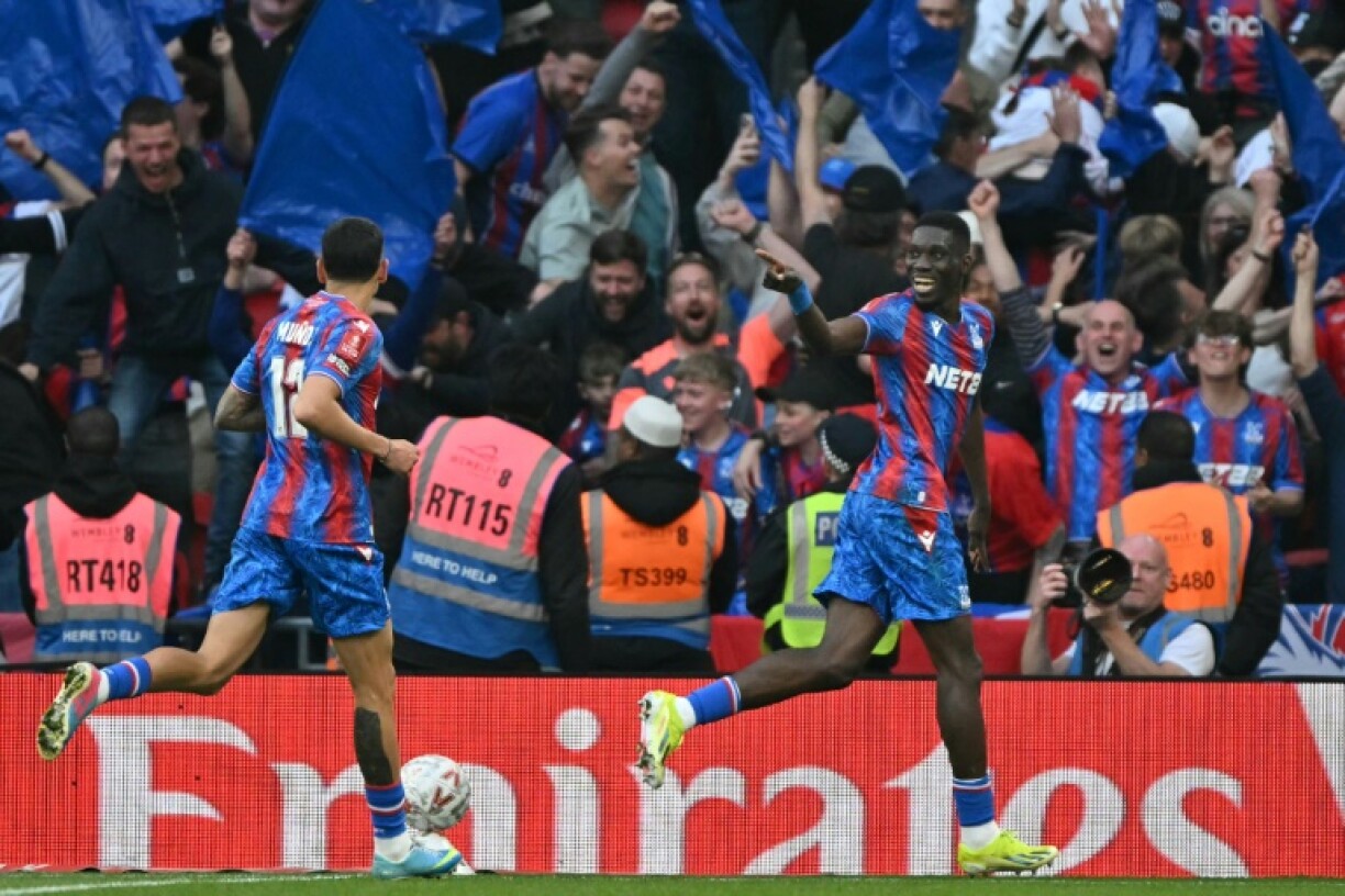 Crystal Palace's Ismaila Sarr (R) celebrates after scoring against Aston Villa