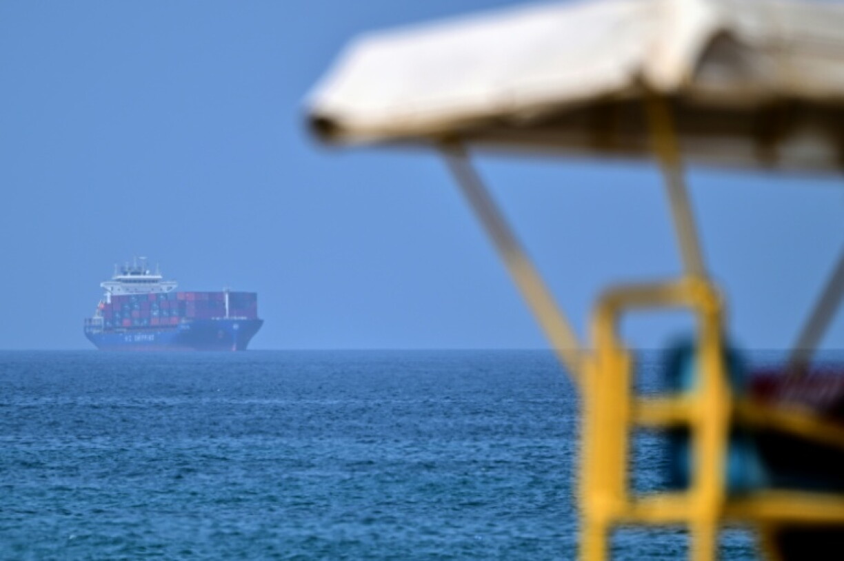 Un porte-conteneurs au large de l'émirat de Sharjahn dans le golfe d'Oman, le 28 juin 2026