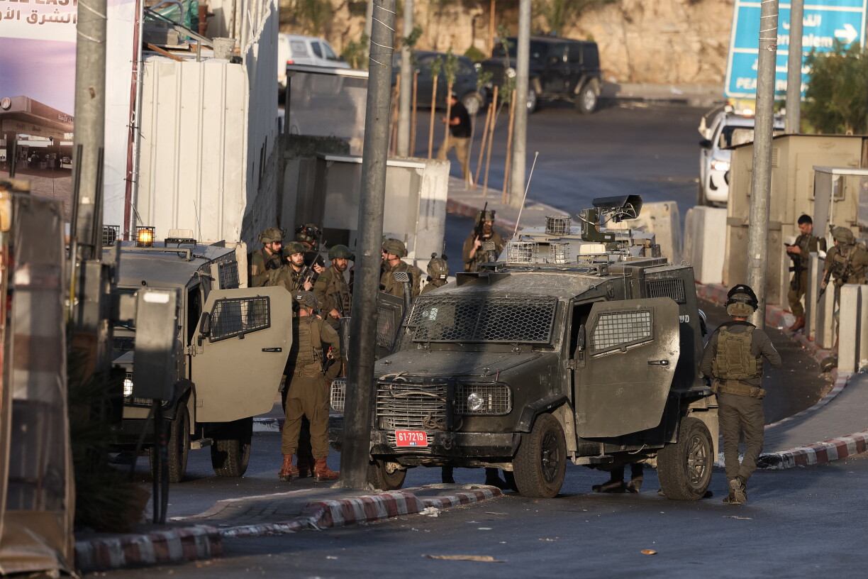 Dat israeelescht Militär huet déi zwee Ugräifer an engem Schosswiessel neutraliséiert.
