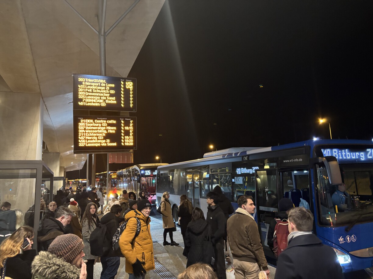 La gare, vide à l'intérieur et bondée à l’extérieur, le long de la chaussée. Une scène quotidienne.